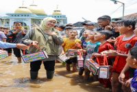 Gubernur Jatim Khofifah Indar Parawansa meninjau lokasi banjir di Pasuruan, membagikan bantuan serta menghibur anak-anak terdampak, Kamis (26/3/2026). (Foto Dok Ho/RadarBangsa.co.id)