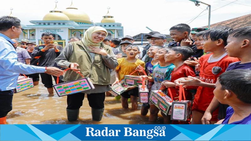 Gubernur Jatim Khofifah Indar Parawansa meninjau lokasi banjir di Pasuruan, membagikan bantuan serta menghibur anak-anak terdampak, Kamis (26/3/2026). (Foto Dok Ho/RadarBangsa.co.id)