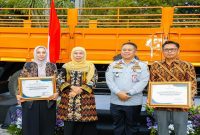Gubernur Jawa Timur Khofifah Indar Parawansa menyerahkan truk hasil normalisasi dimensi kepada perwakilan sopir di Surabaya, Jumat (6/3). (Foto Dok Ho/RadarBangsa.co.id)