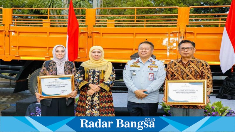Gubernur Jawa Timur Khofifah Indar Parawansa menyerahkan truk hasil normalisasi dimensi kepada perwakilan sopir di Surabaya, Jumat (6/3). (Foto Dok Ho/RadarBangsa.co.id)