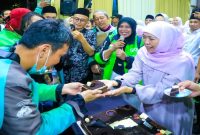 Gubernur Khofifah Indar Parawansa saat bersilaturahim dengan pengemudi ojol di Jemursari Surabaya, Senin (23/03/2026). (Foto Dok Ho/RadarBangsa.co.id)