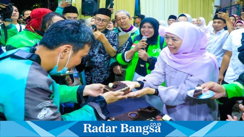 Gubernur Khofifah Indar Parawansa saat bersilaturahim dengan pengemudi ojol di Jemursari Surabaya, Senin (23/03/2026). (Foto Dok Ho/RadarBangsa.co.id)