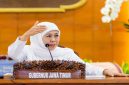 Gubernur Khofifah saat memimpin Rakor penanganan kekeringan Jatim di Gedung Negara Grahadi, Jumat (27/3) (Foto Dok Ho/RadarBangsa.co.id)