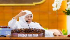 Gubernur Khofifah saat memimpin Rakor penanganan kekeringan Jatim di Gedung Negara Grahadi, Jumat (27/3) (Foto Dok Ho/RadarBangsa.co.id)