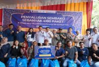 Penyaluran bantuan sembako PT Bukit Asam kepada masyarakat Ring 1 di Kertapati, Palembang, Rabu (11 Maret 2026). (Foto Dok Ho/RadarBangsa.co.id)