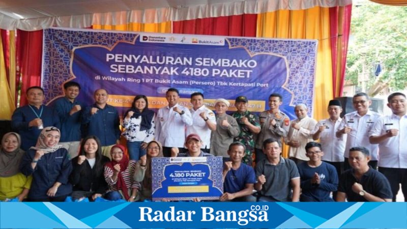 Penyaluran bantuan sembako PT Bukit Asam kepada masyarakat Ring 1 di Kertapati, Palembang, Rabu (11 Maret 2026). (Foto Dok Ho/RadarBangsa.co.id)