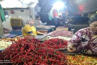 Aktivitas pedagang dan pembeli di Pasar Beteng Semarang, Kamis (H-2 Lebaran). (Foto Dok Ho/RadarBangsa.co.id)