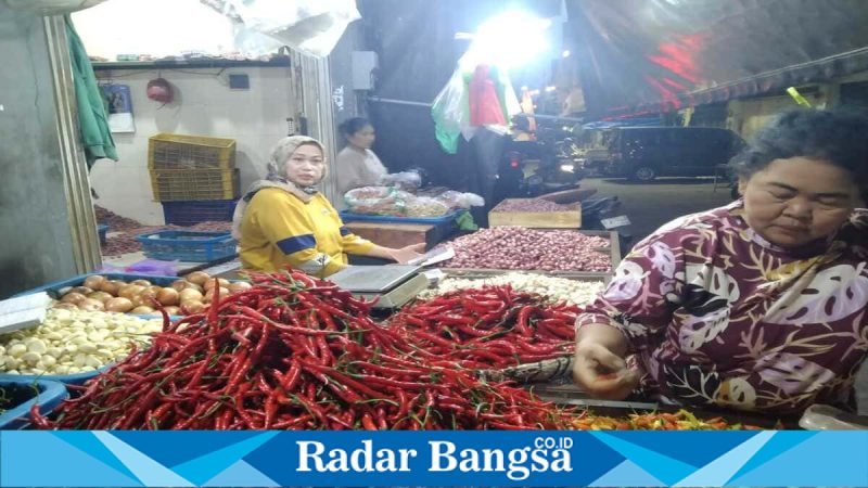 Aktivitas pedagang dan pembeli di Pasar Beteng Semarang, Kamis (H-2 Lebaran). (Foto Dok Ho/RadarBangsa.co.id)
