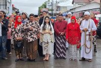 Tradisi penggantian luwur atau kain penutup makam Nyai Pandansari setiap tahun. 