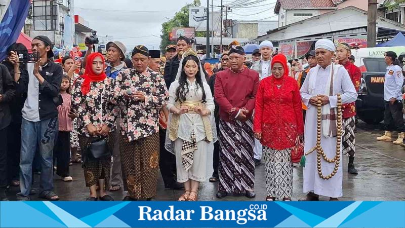 Tradisi penggantian luwur atau kain penutup makam Nyai Pandansari setiap tahun. 