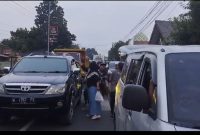 Pengurus IWO Pamekasan membagikan takjil kepada pengendara di Jalan Raya Proppo, Jumat (13/3/2026). (Foto Dok Ho/RadarBangsa.co.id)