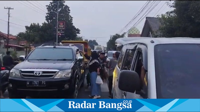 Pengurus IWO Pamekasan membagikan takjil kepada pengendara di Jalan Raya Proppo, Jumat (13/3/2026). (Foto Dok Ho/RadarBangsa.co.id)