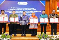 Gubernur Jatim Khofifah teken PKS PSEL disaksikan Menteri LH di Grahadi, Sabtu (28/3) (Foto Dok Ho/RadarBangsa.co.id)