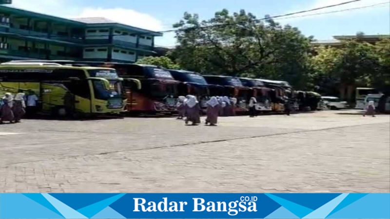 Petugas mengamankan kepulangan santri Ponpes Sunan Drajat, Selasa (17/3) (Foto Dok Ho/RadarBangsa.co.id)
