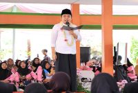Bupati Jember Gus Fawait menyampaikan program beasiswa bagi anak kader Posyandu saat Safari Ramadan di Ajung, Selasa (10/3/2026). (Foto Dok Ho/RadarBangsa.co.id)