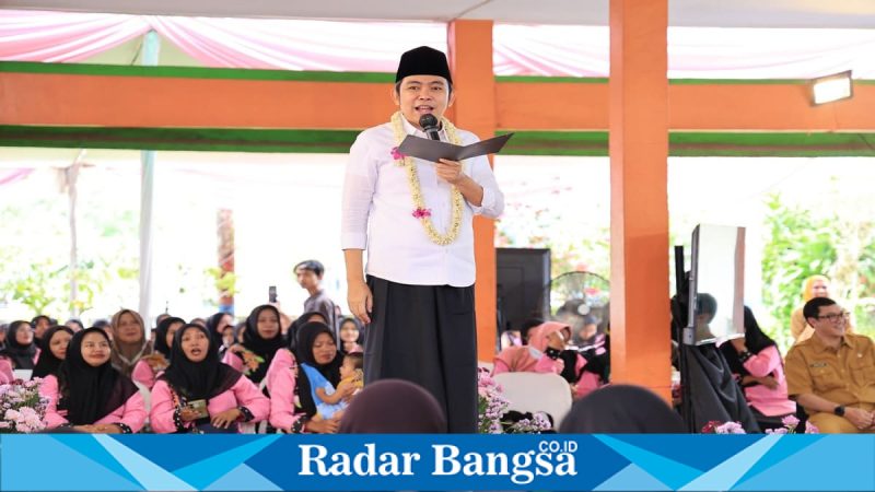 Bupati Jember Gus Fawait menyampaikan program beasiswa bagi anak kader Posyandu saat Safari Ramadan di Ajung, Selasa (10/3/2026). (Foto Dok Ho/RadarBangsa.co.id)