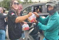 Kabiro Media Cakrawalaone Lusi Afriani membagikan takjil kepada pengendara di Jalan Raya Tlanakan, Pamekasan, Minggu (15/3/2026). (Foto Dok Ho/RadarBangsa.co.id)