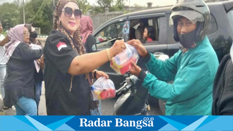 Kabiro Media Cakrawalaone Lusi Afriani membagikan takjil kepada pengendara di Jalan Raya Tlanakan, Pamekasan, Minggu (15/3/2026). (Foto Dok Ho/RadarBangsa.co.id)