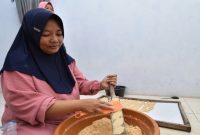 Aktivitas warga memproduksi kue satru di Dusun Kedung Bendo, Rejoso, Pasuruan menjelang Lebaran, Jumat (13/3/2026). (Foto Dok Ho/RadarBangsa.co.id)