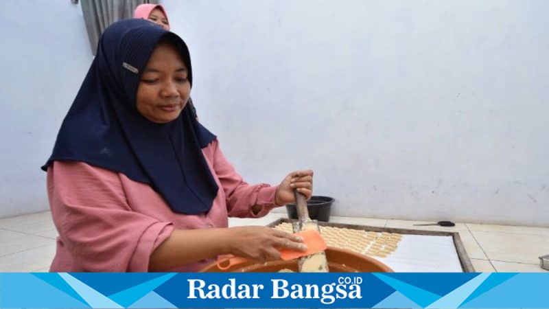 Aktivitas warga memproduksi kue satru di Dusun Kedung Bendo, Rejoso, Pasuruan menjelang Lebaran, Jumat (13/3/2026). (Foto Dok Ho/RadarBangsa.co.id)