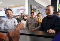 Kapolda NTB bersama Forkopimda memantau arus mudik di Terminal Mandalika Mataram, Minggu (15/03/2026). (Foto Dok Ho/RadarBangsa.co.id)