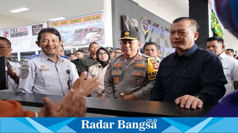 Kapolda NTB bersama Forkopimda memantau arus mudik di Terminal Mandalika Mataram, Minggu (15/03/2026). (Foto Dok Ho/RadarBangsa.co.id)