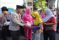 Kapolda NTB Irjen Pol. Edy Murbowo bersama PJU Polda NTB membagikan takjil kepada pengendara di depan Mako Polda NTB, Senin (9/3/2026). (Foto Dok Ho/RadarBangsa.co.id)