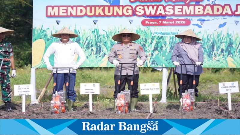 Kapolda NTB Irjen Pol Edy Murbowo bersama petani mengikuti tanam raya jagung di Lombok Tengah, Sabtu (7/3/2026). (Foto Dok Ho/RadarBangsa.co.id)