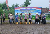 Kapolres Jombang bersama Forkopimda melakukan penanaman jagung serentak di Desa Ngumpul, Sabtu (7/3/2026). (Foto Dok Ho/RadarBangsa.co.id)