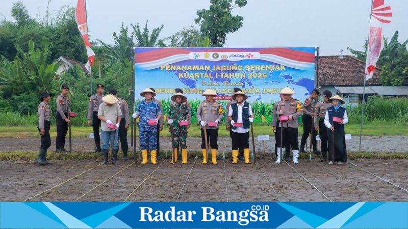 Kapolres Jombang bersama Forkopimda melakukan penanaman jagung serentak di Desa Ngumpul, Sabtu (7/3/2026). (Foto Dok Ho/RadarBangsa.co.id)