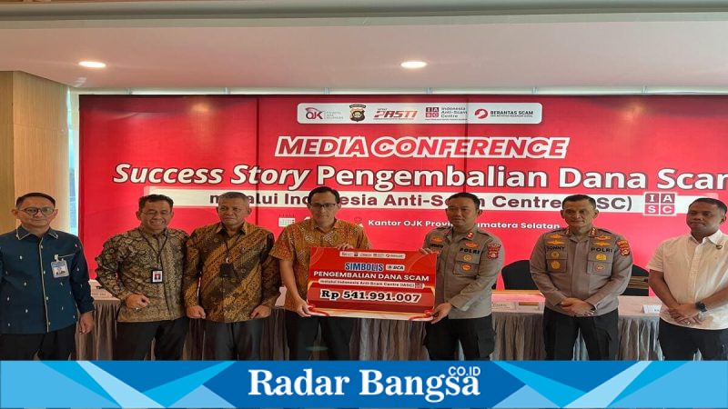 Kapolres Lahat AKBP Novi Edyanto menerima penghargaan dari OJK dan BCA di Lahat, Rabu (4/3/2026). (Foto Dok Ho/RadarBangsa.co.id)