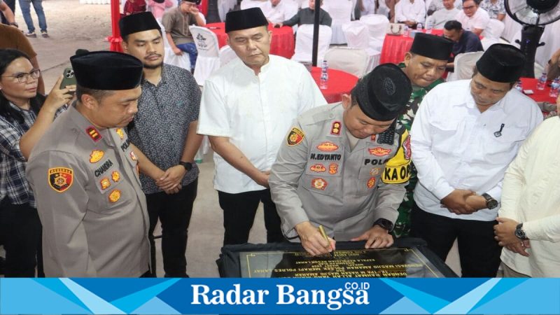 Kapolres Lahat AKBP Novi Edyanto meresmikan renovasi Masjid Amanah dan TK-TPA Muhammad Hasan di Merapi Barat, Jumat (13/3/2026). (Foto Dok Ho/RadarBangsa.co.id)