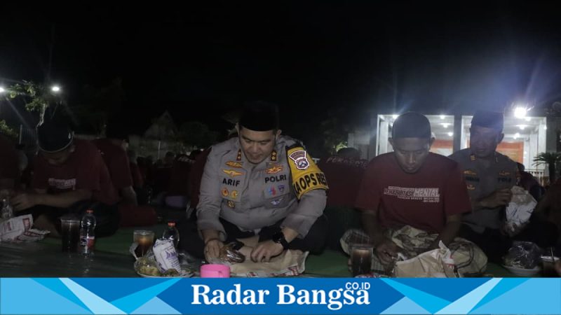 Kapolres Lamongan AKBP Arif Fazlurrahman bersama jajaran Polres saat buka puasa bersama pasien rehabilitasi di Yayasan Berkas Bersinar Abadi, Modo, Lamongan, Rabu (4/3/2026). (Foto Dok Ho/RadarBangsa.co.id)