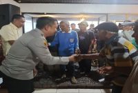 Kapolres Lubuklinggau saat menyerahkan bantuan kepada warga, Rabu (18/3/2026). (Foto Dok Ho/RadarBangsa.co.id)