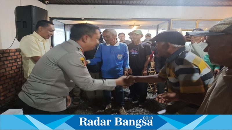 Kapolres Lubuklinggau saat menyerahkan bantuan kepada warga, Rabu (18/3/2026). (Foto Dok Ho/RadarBangsa.co.id)