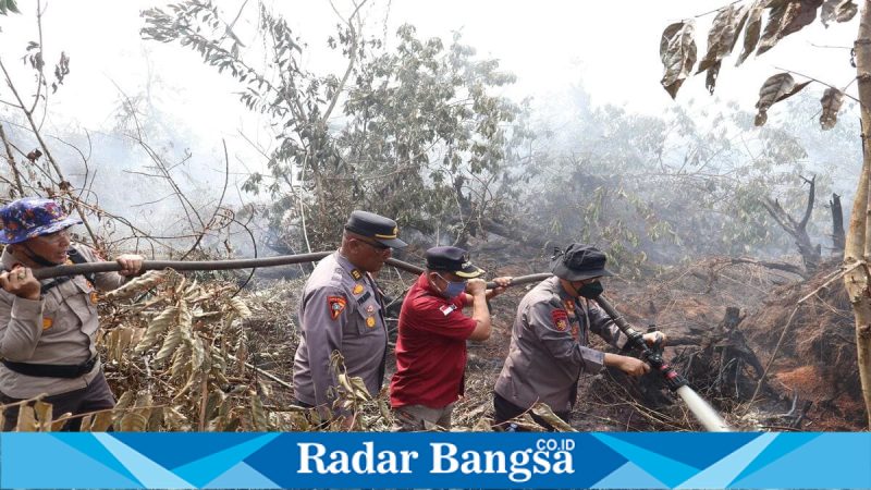 Tim gabungan dipimpin Kapolres Pelalawan memadamkan karhutla di Teluk Meranti, Sabtu (28/3/2026). (Foto Dok Ho/RadarBangsa.co.id)