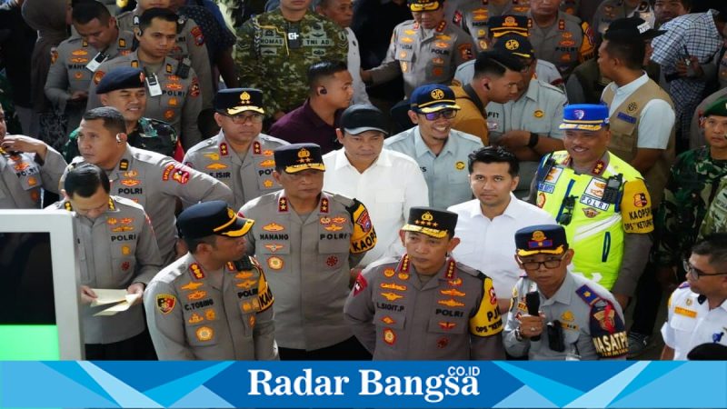 Kapolri Jenderal Listyo Sigit Prabowo meninjau kesiapan arus mudik di Terminal Purabaya Sidoarjo, Minggu (15/3/2026). (Foto Dok Ho/RadarBangsa.co.id)