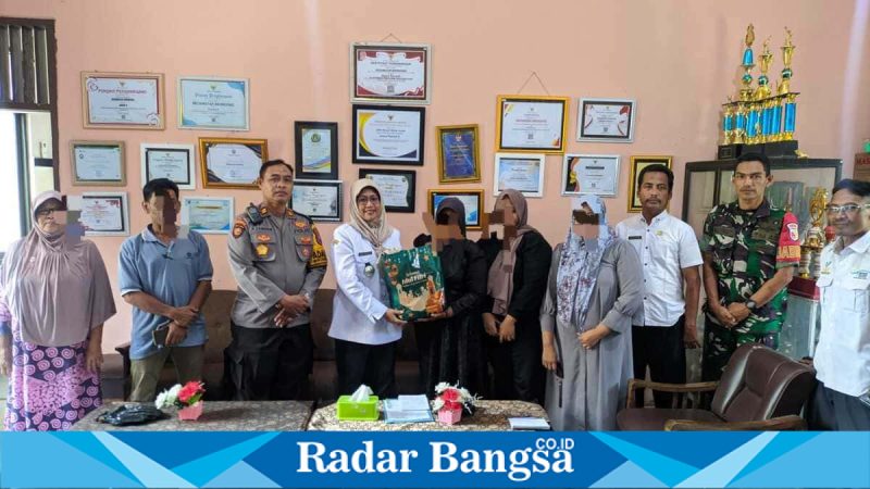 Proses mediasi kasus Ny Mon bersama Forkopimcam Brondong di kantor kecamatan, Rabu (11/3/2026). (Foto Dok Ho/RadarBangsa.co.id)