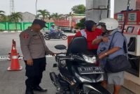 Anggota Polsek Tikung saat memantau ketersediaan BBM di SPBU Tikung, Lamongan, Selasa (10/3/2026). (Foto Dok Ho/RadarBangsa.co.id)