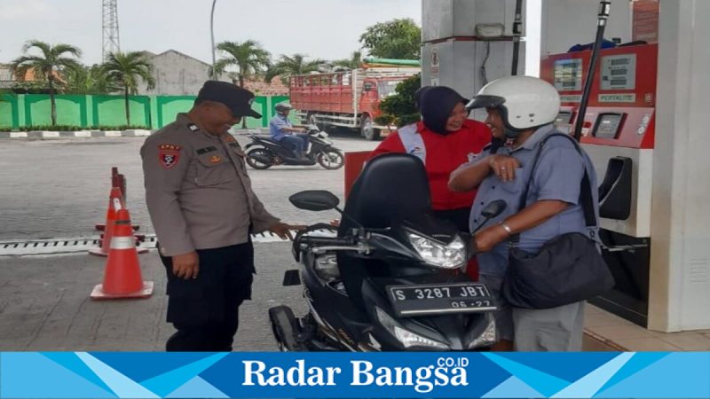 Anggota Polsek Tikung saat memantau ketersediaan BBM di SPBU Tikung, Lamongan, Selasa (10/3/2026). (Foto Dok Ho/RadarBangsa.co.id)