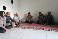 Kapolsek Tikung AKP Anang Purwo Widodo bersama anggota dan perangkat desa saat takziyah di rumah keluarga korban di Desa Pangumbulanadi, Kamis (12/3/2026). (Foto Dok Ho/RadarBangsa.co.id)