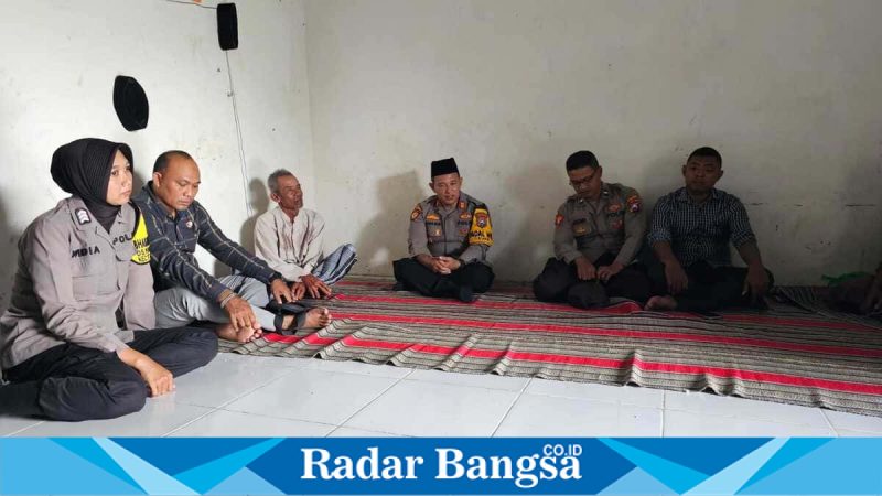 Kapolsek Tikung AKP Anang Purwo Widodo bersama anggota dan perangkat desa saat takziyah di rumah keluarga korban di Desa Pangumbulanadi, Kamis (12/3/2026). (Foto Dok Ho/RadarBangsa.co.id)