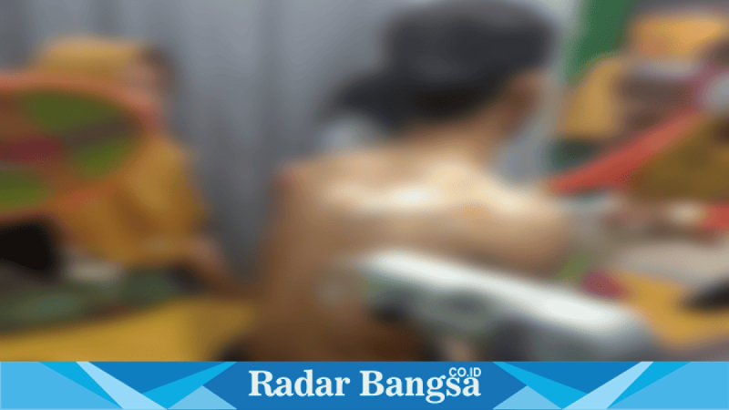 Korban pembacokan menjalani perawatan medis setelah diserang dengan celurit di Pamekasan, Minggu (15/3/2026). (Foto Dok Ho/RadarBangsa.co.id)