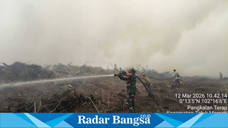 Petugas gabungan melakukan pendinginan lokasi kebakaran hutan di Desa Merbau, Kecamatan Bunut, Pelalawan, Kamis (12/3/2026). (Foto Dok Ho/RadarBangsa.co.id)