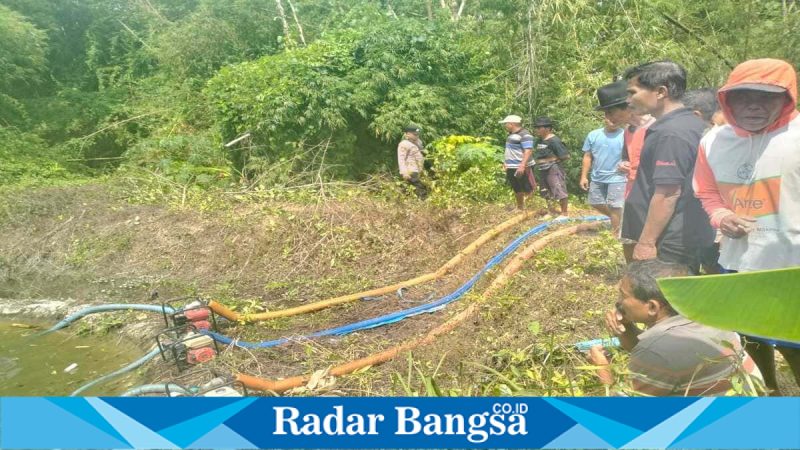 Proses evakuasi bocah tenggelam di Embung Weslic Kedungpring, Lamongan, Minggu (1/3/2026). (Foto Dok Ho/RadarBangsa.co.id)