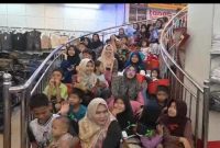 Kegiatan sosial pembagian baju Lebaran untuk anak yatim di Pelalawan, Sabtu (7/3/2026). (Foto Dok Ho/RadarBangsa.co.id)