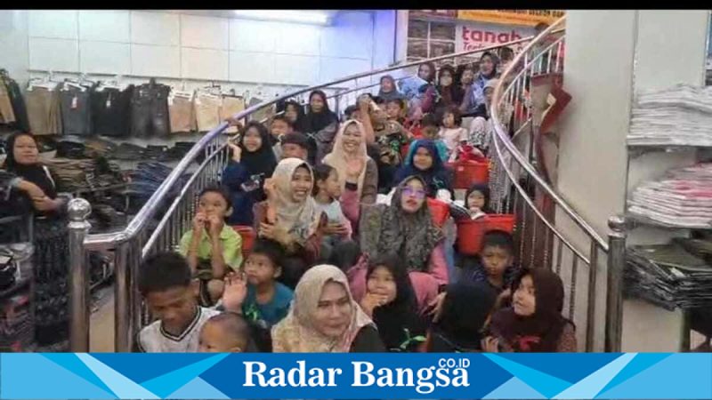Kegiatan sosial pembagian baju Lebaran untuk anak yatim di Pelalawan, Sabtu (7/3/2026). (Foto Dok Ho/RadarBangsa.co.id)