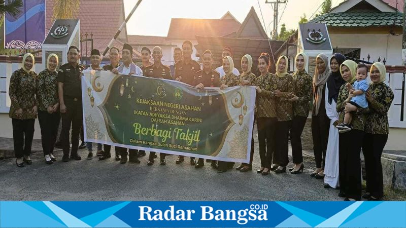 Jajaran Kejari Asahan bersama wartawan membagikan takjil kepada pengguna jalan di depan kantor Kejari Asahan, Kamis (12/3/2026). (Foto Dok Ho/RadarBangsa.co.id)