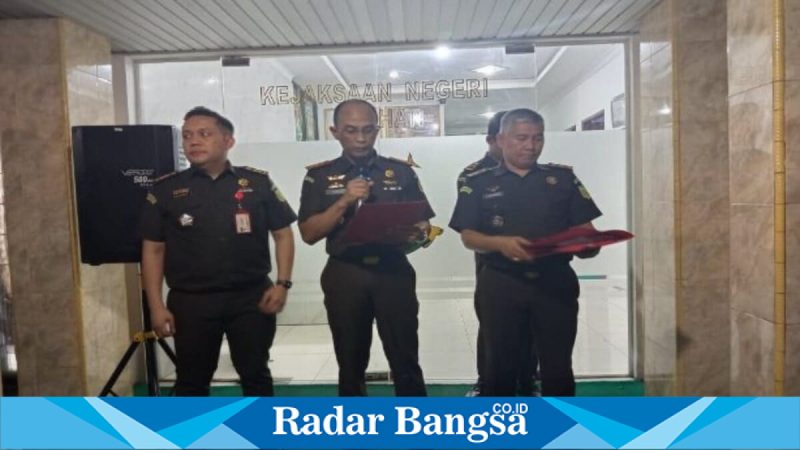 Kepala Kejari Asahan Mochamad Judhy Ismono saat konferensi pers penetapan tersangka, Senin (2/3/2026). (Foto Dok Ho/RadarBangsa.co.id)