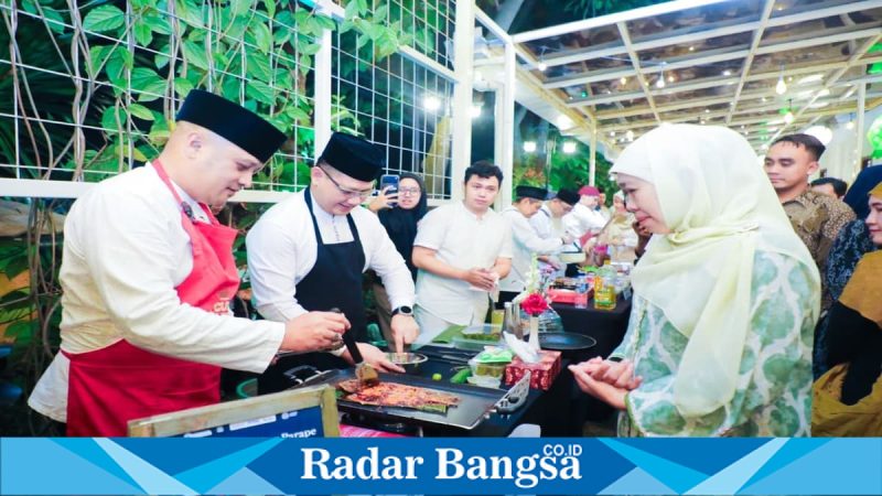 Gubernur Jatim Khofifah dan Wagub Emil saat qiyamul lail di Grahadi Surabaya, Kamis (19/3) dini hari (Foto Dok Ho/RadarBangsa.co.id)